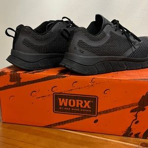 Size 8w women’s work shoes. Good condition. Charcoal gray